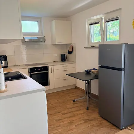 Apartma Zari *